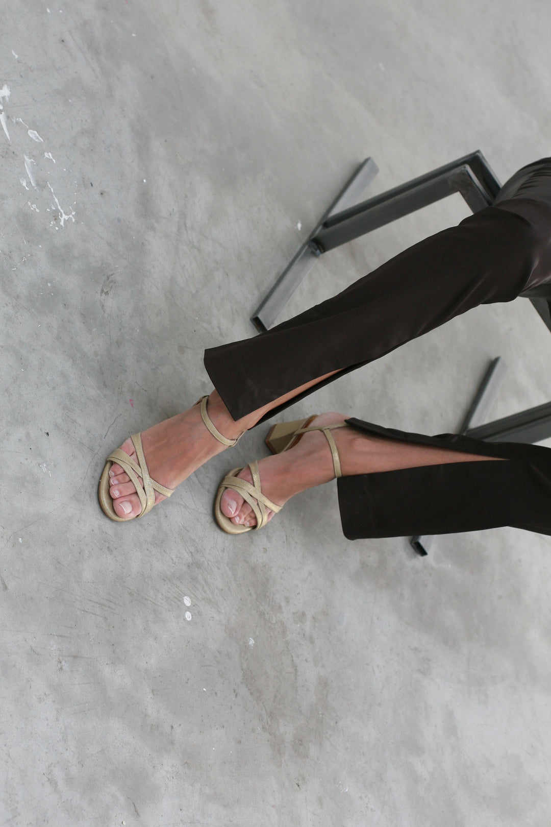 sandalias doradas con tacón cómodo