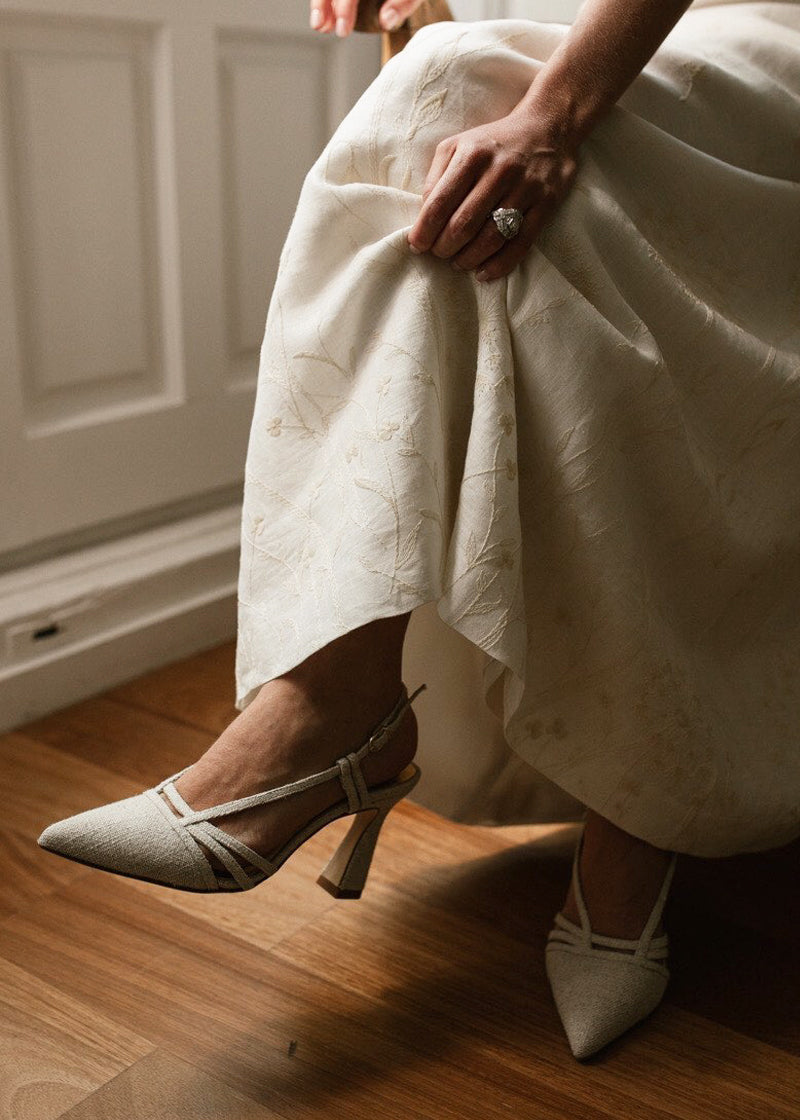 Novia con zapato blanco o neutro. Tendencia en bodas de 2024.