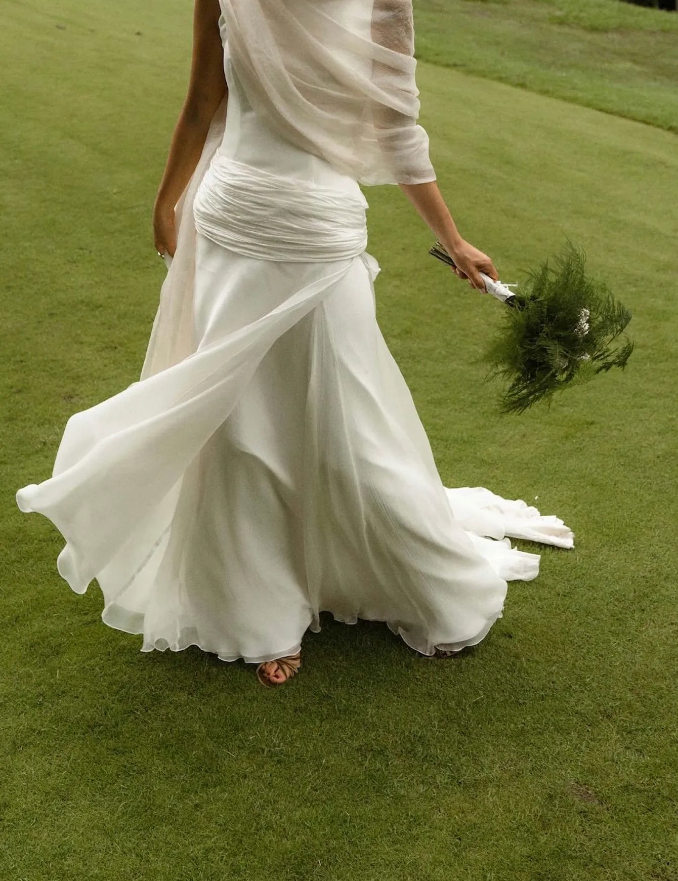 Julia, una novia vasca con mantilla heredada y sandalias de terciopelo