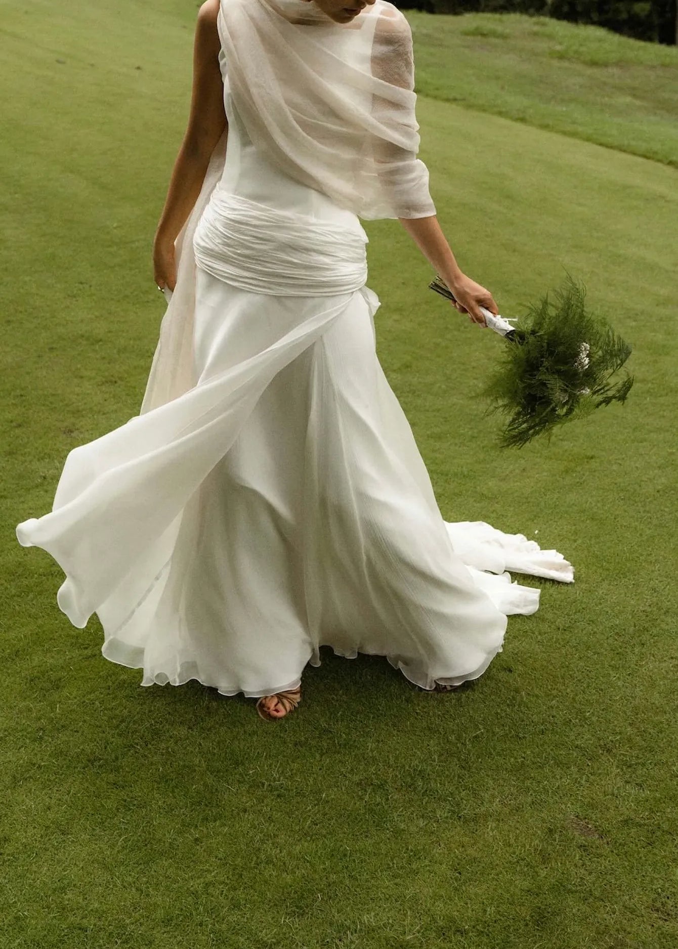 Julia, una novia vasca con mantilla heredada y sandalias de terciopelo