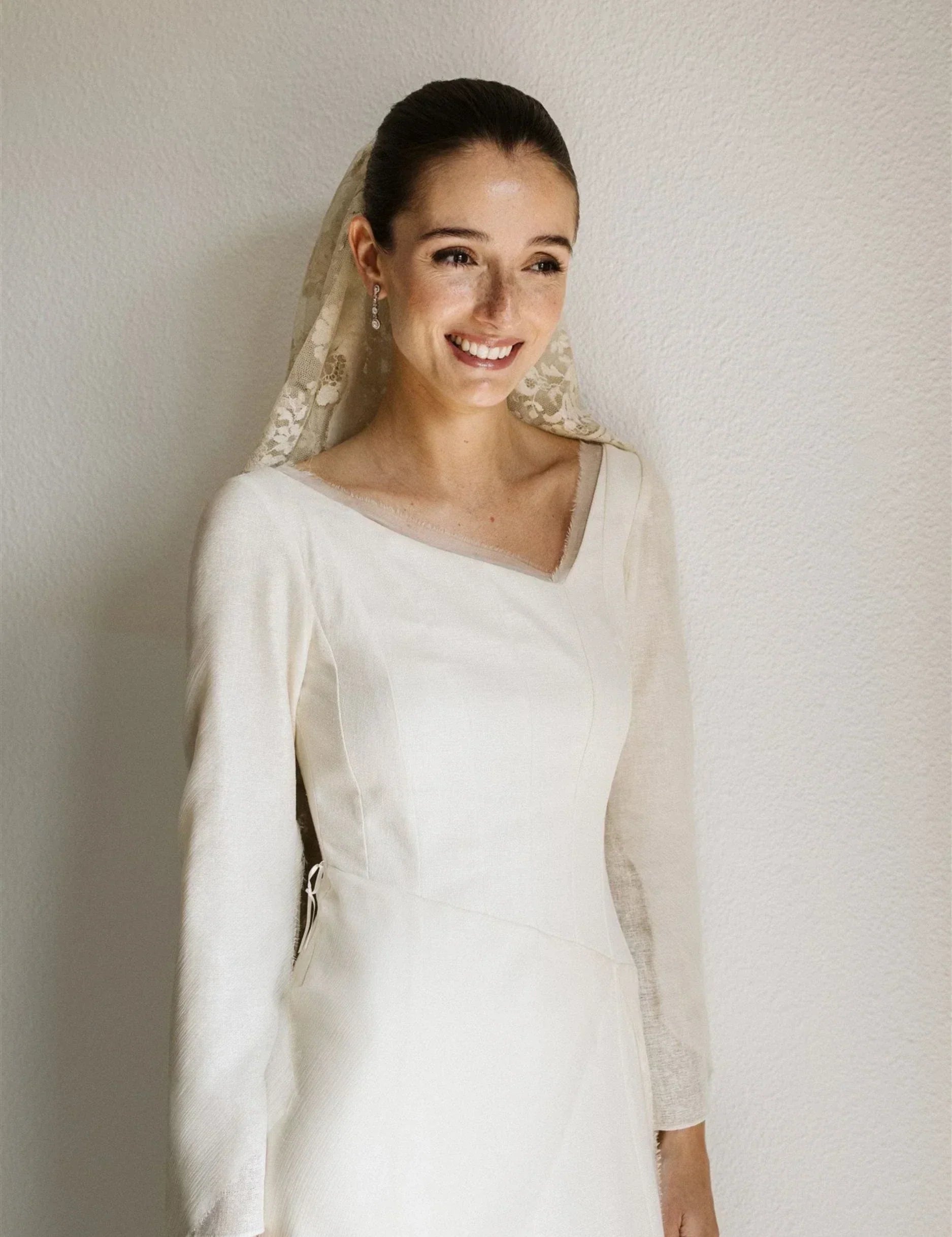 Mónica, una novia con mantilla en Sevilla