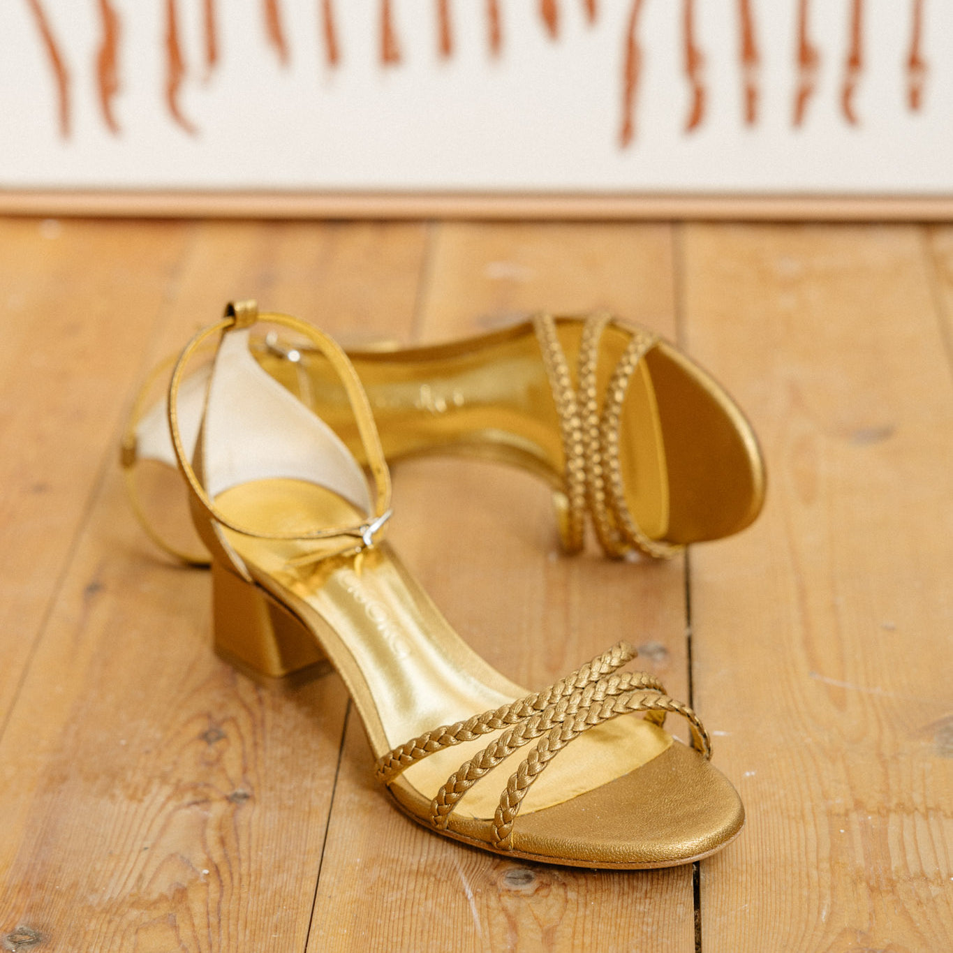 "Casarse con zapato dorado: El complemento de novia más versátil que utilizarás mil veces más como invitada."