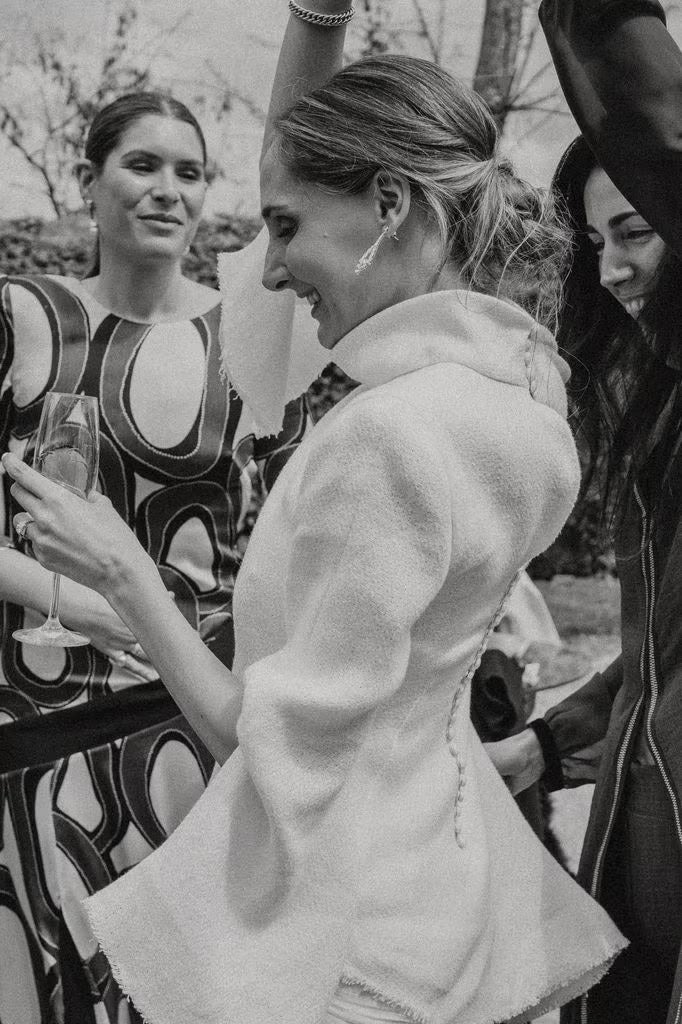 Teresa y su vestido de novia dos piezas de jersey y falda de Sole Alonso