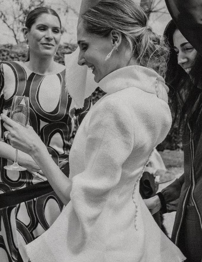 Teresa y su vestido de novia dos piezas de jersey y falda de Sole Alonso