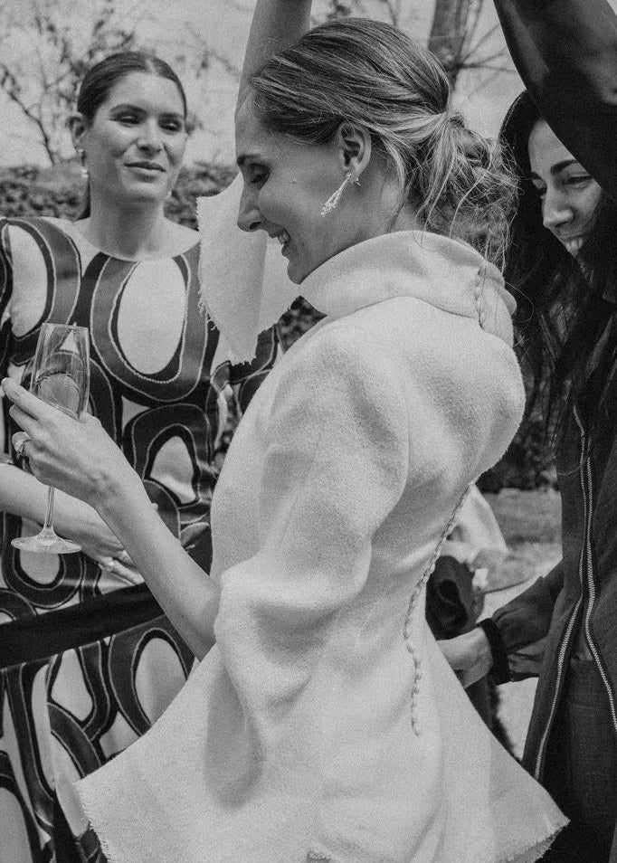 Teresa y su vestido de novia dos piezas de jersey y falda de Sole Alonso