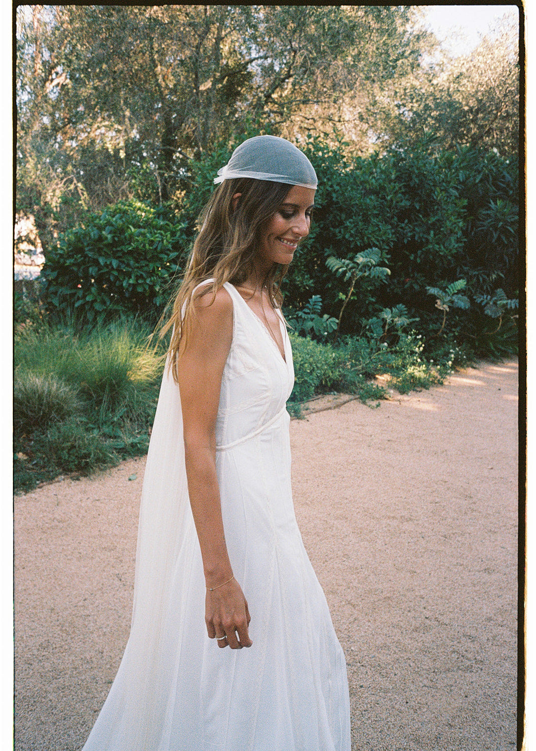 Elena, una novia muy bohemia con velo casquete