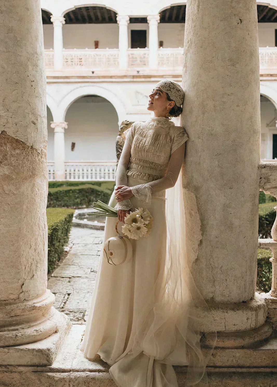 María, una novia con bolso y un vestido lleno de historia