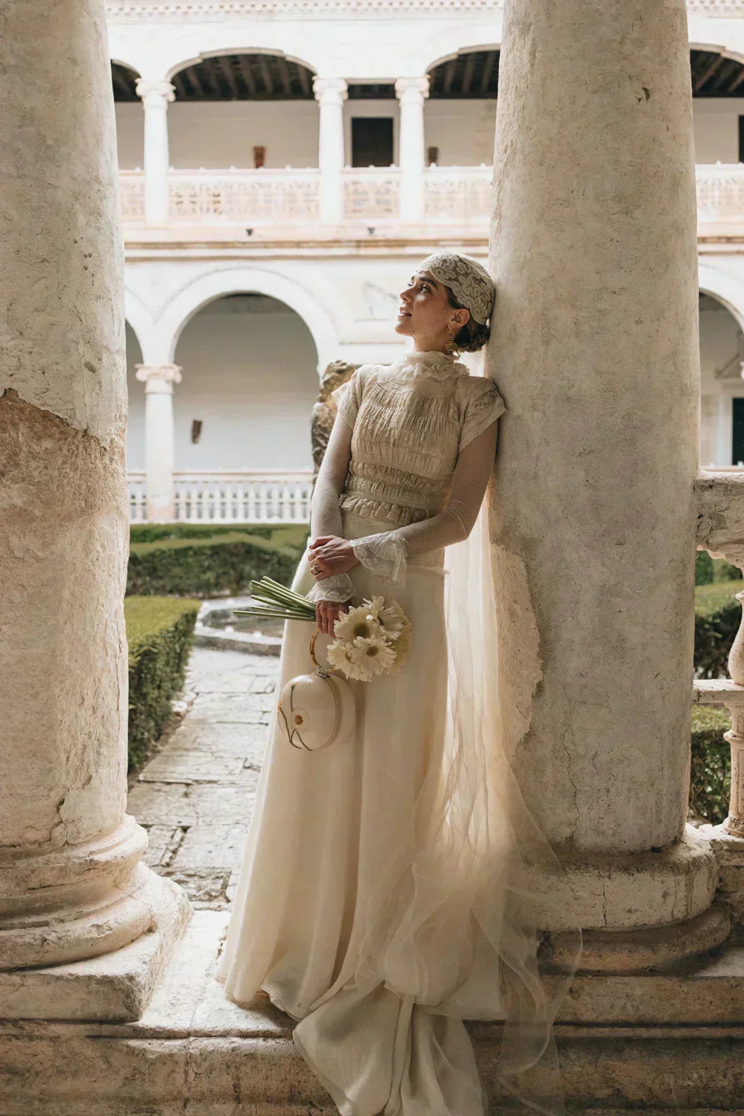 María, una novia con bolso y un vestido lleno de historia