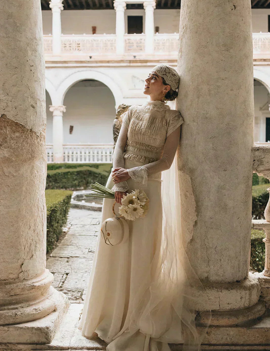 María, una novia con bolso y un vestido lleno de historia