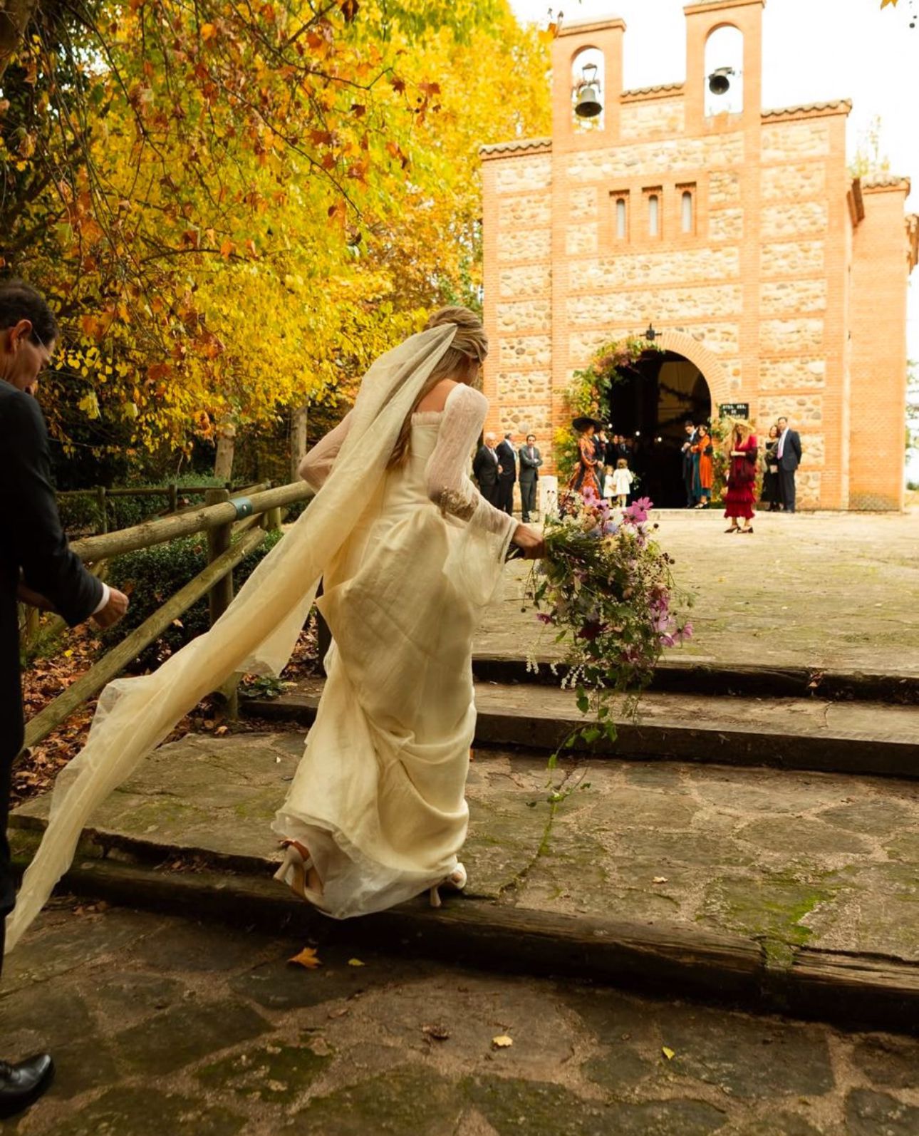 María, un vestido de novia de inspiración medieval muy romántico