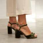 Zapatos de novia tendencia para bodas 2024 de color verdes en terciopelo cómodos elegantes y sofisticados