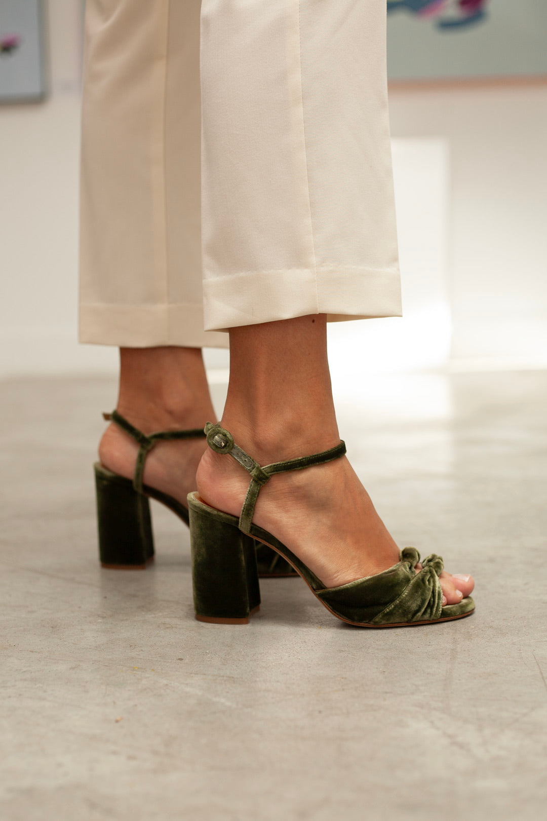 Zapatos de novia tendencia para bodas 2024 de color verdes en terciopelo cómodos elegantes y sofisticados