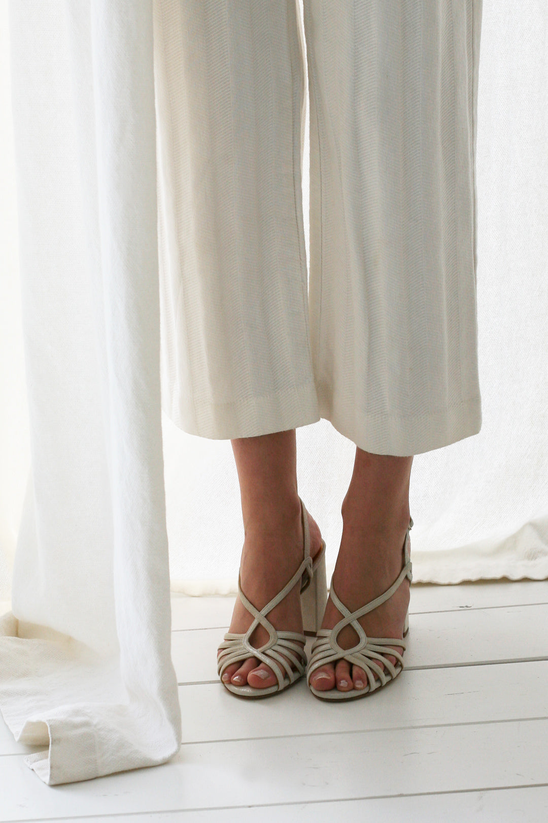 Sandalias blancas para novia de tiras cómodas con tacón bloque