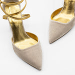 Zapatos de punta para novias tonos grises blancos con tiras doradas